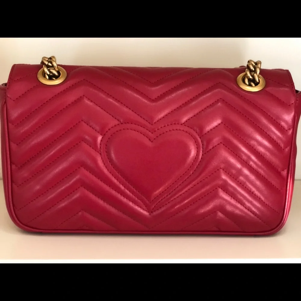 Small GG Marmont chain shoulder bag in Hibiscus Red - Picture 3 of 9